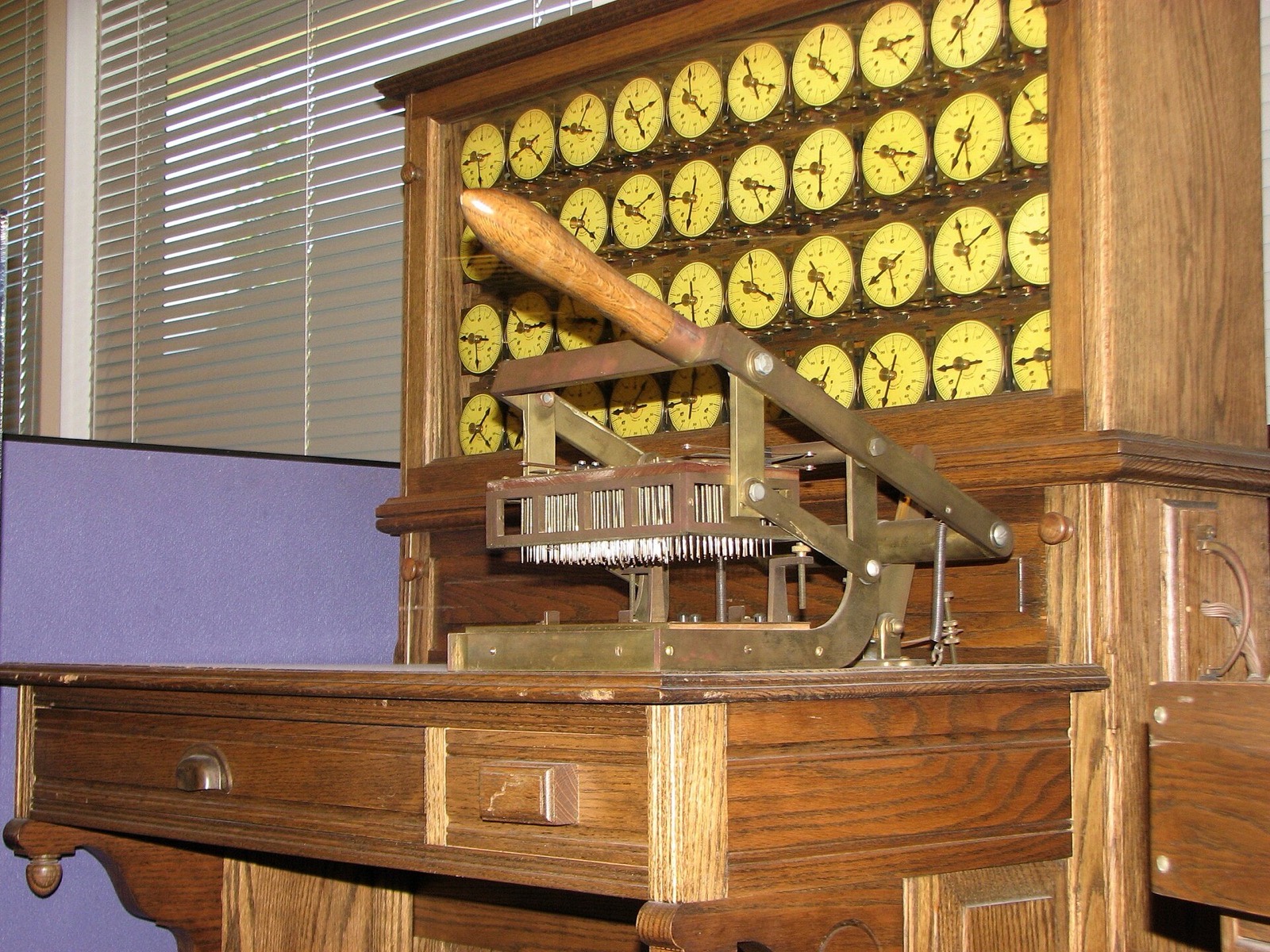 Tabuladora censal de Hollerith, hacia 1900, con su panel de contadores